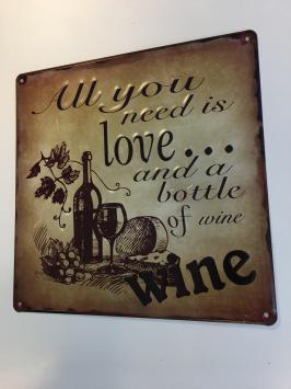 Metalen schild met passende tekst: Love ...bottle of wine